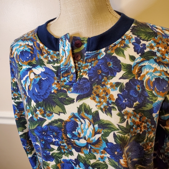 VINTAGE PEBBLE COURT | Women's blue floral button crew-neck sweater. Size large. - Picture 3 of 5